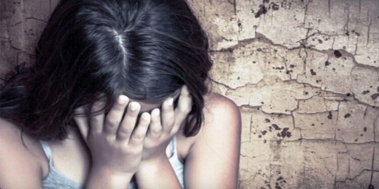 Σοκ στον Βόλο: Μητέρα πουλούσε γυμνές φωτογραφίες της 12χρονης κόρης της