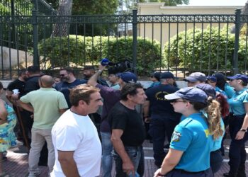 Διαμαρτυρία κτηνοτρόφων έξω από το Μέγαρο Μαξίμου – Ζητούν συνάντηση με τον Πρωθυπουργό