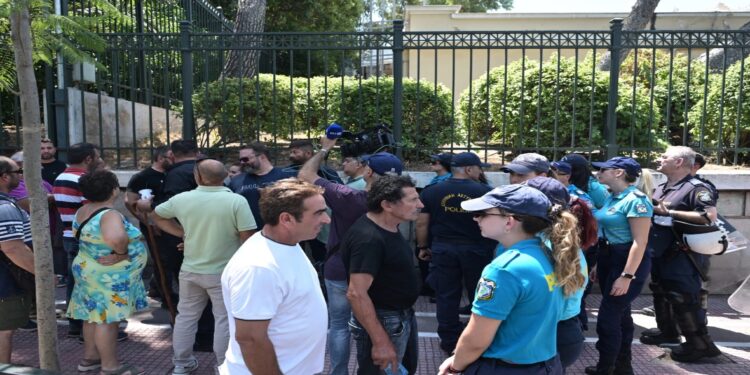 Διαμαρτυρία κτηνοτρόφων έξω από το Μέγαρο Μαξίμου – Ζητούν συνάντηση με τον Πρωθυπουργό