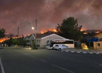 Κύπρος: Εφιαλτική νύχτα με δύο νεκρούς από τις φωτιές σε Λεμεσό και Πάφο