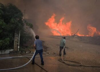 Φωτιά στα Κύθηρα – Έκκληση από τον αντιδήμαρχο: «Αν δεν έρθουν εναέρια μέσα, θα καούμε»