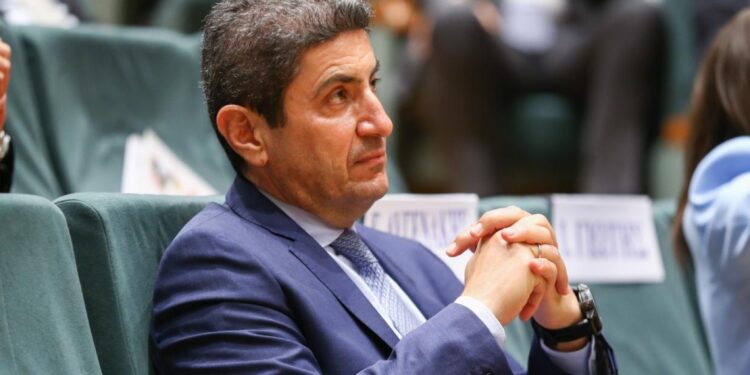 Άρση της ασυλίας του Λευτέρη Αυγενάκη για το επεισόδιο στο αεροδρόμιο