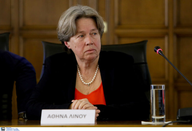 Με ποια υπουργό του Μητσοτάκη ανοίγει πόλεμο η Αθηνά Λινού