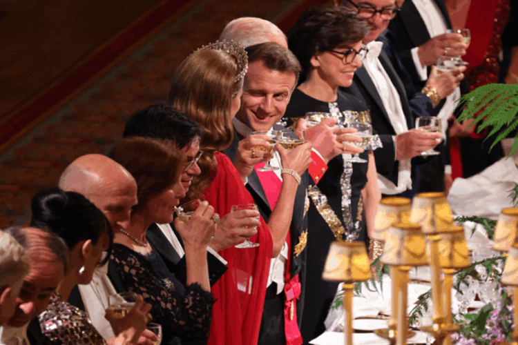 Η κάμερα «έπιασε» τον μακρόν να κλείνει το μάτι στην Κέιτ Μίντλετον