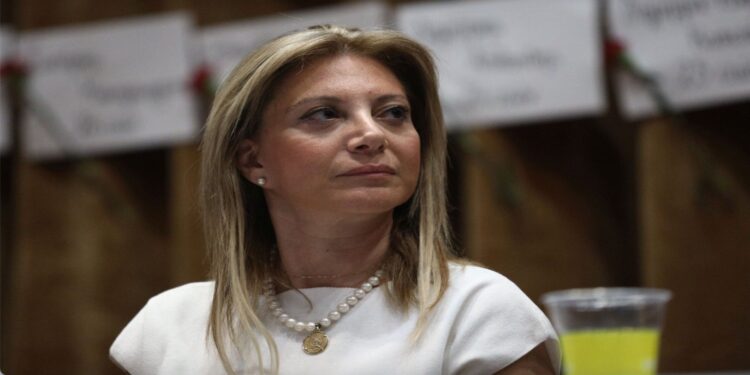 Καρυστιανού για Καραμανλή: «Αυτός ο “άνθρωπος”, σήμερα ξεπλύθηκε από 157 αδίστακτους Βουλευτές, οι οποίοι εν γνώσει τους τον συγκάλυψαν»