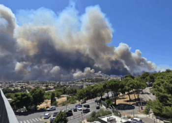 Φωτιά στη Μασσαλία: Εξαπλώνεται το πύρινο μέτωπο