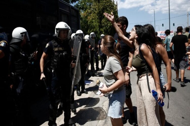 Επεισόδια με δακρυγόνα μεταξύ φοιτητών και ΜΑΤ στη Σύνοδο των Πρυτάνεων