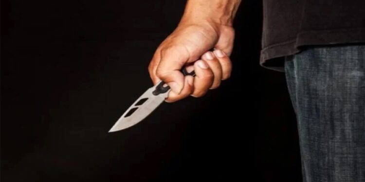 Μαχαίρωσαν και έκλεψαν 20χρονο για 10 ευρώ