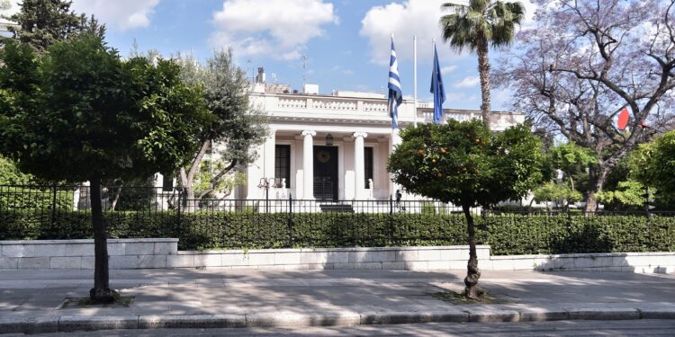 Πανικός στη ΝΔ: Κορυφαίος υπουργός «καρφώνει» γνωστή δημοσιογράφο ότι πληρώνεται από την κυβέρνηση