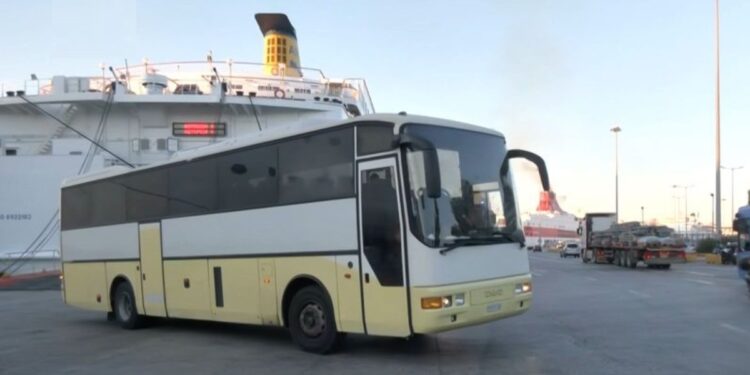 Έφτασαν οι πρώτοι 200 μετανάστες, από τα Χανιά στον Πειραιά