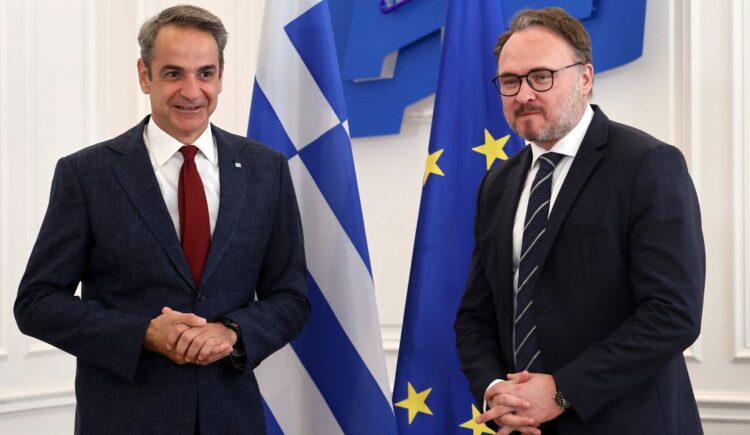 Συνάντηση Μητσοτάκη – Γιόργκενσεν: Στο τραπέζι η φθηνή ενέργεια και η στέγαση