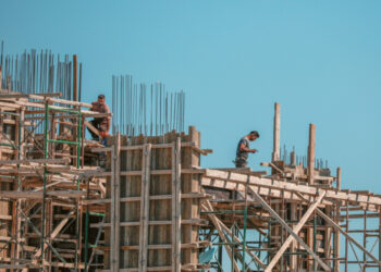 ΕΛΣΤΑΤ: Ισχυρή μείωση στις οικοδομικές άδειες τον Απρίλιo