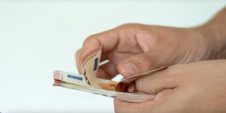 7 στους 10 Έλληνες έχουν τραπεζικές καταθέσεις κάτω από 1.000 ευρώ!
