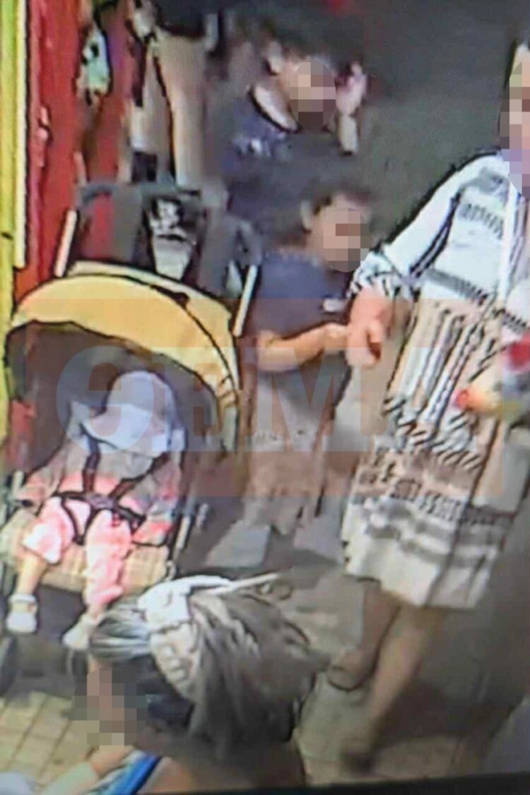 Θρίλερ στο Παλαιό Φάληρο: Φωτογραφία δείχνει το κοριτσάκι να μεταφέρεται σε καρότσι – Νέα ερωτήματα για τις συνθήκες θανάτου του