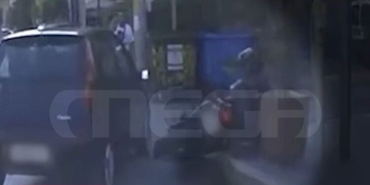 Παλαιό Φάληρο: Βίντεο ντοκουμέντο από την παράσυρση μοτοσικλετιστή από αυτοκίνητο
