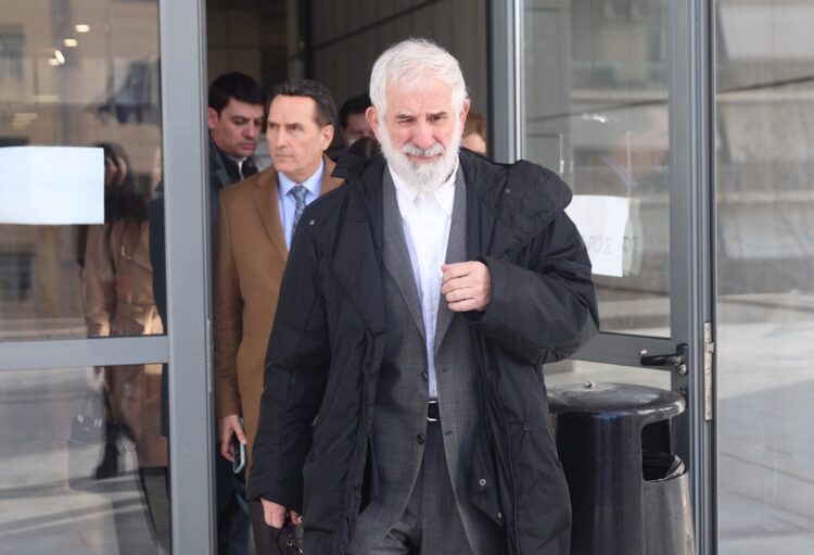 Εκτός φυλακής ο Πέτρος Φιλιππίδης – Ομόφωνα ένοχος χωρίς ελαφρυντικά με ποινή τριών ετών με αναστολή