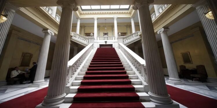 Τα μηνύματα κομμάτων για την 51η επέτειο αποκατάστασης της Δημοκρατίας