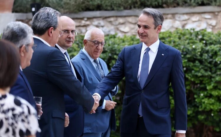 Παγωμένα χαμόγελα στο Προεδρικό Μέγαρο: «Απομονώθηκε» ο Μητσοτάκης  – Ποιο ήταν το πιο θερμό πηγαδάκι ανάμεσα στους πολιτικούς αρχηγούς
