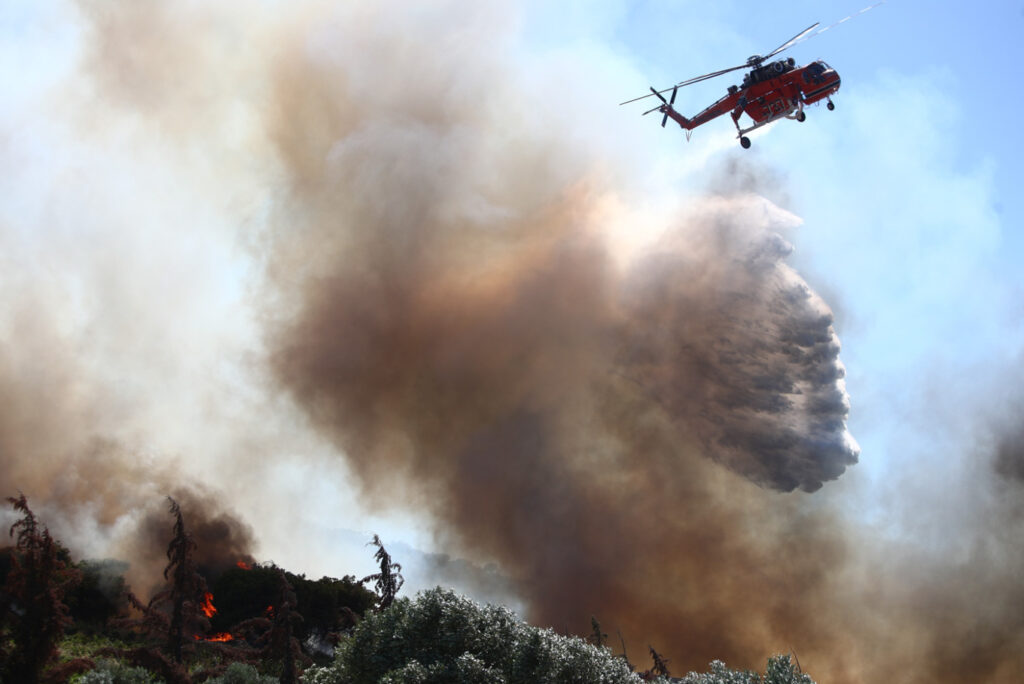 Μεγάλη πυρκαγιά σε Ραφήνα, Σπάτα και Πικέρμι: Εκκενώσεις, ζημιές σε σπίτια και διακοπή κυκλοφορίας στη Μαραθώνος