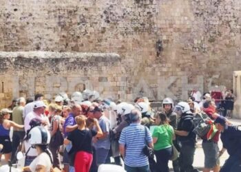 Ρόδος: Ένταση και προσαγωγές για την άφιξη Ισραηλινών τουριστών – Πολιτευτής της Πλεύσης ανάμεσα στους προσαχθέντες(βίντεο)