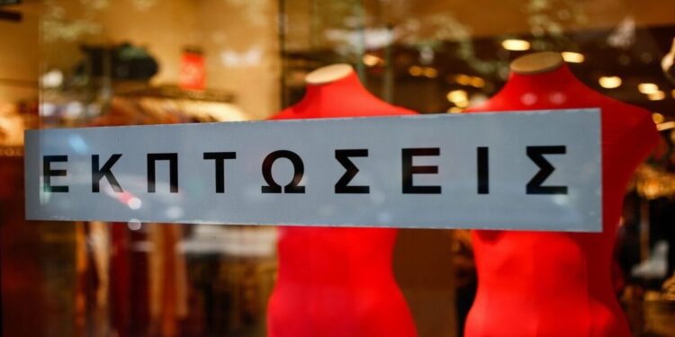 Ποιες είναι οι επιπτώσεις του καύσωνα στον τζίρο των θερινών εκπτώσεων;