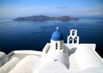 Eurostat: Οι Έλληνες δεν «αντέχουν» οικονομικά ούτε μια εβδομάδα διακοπών