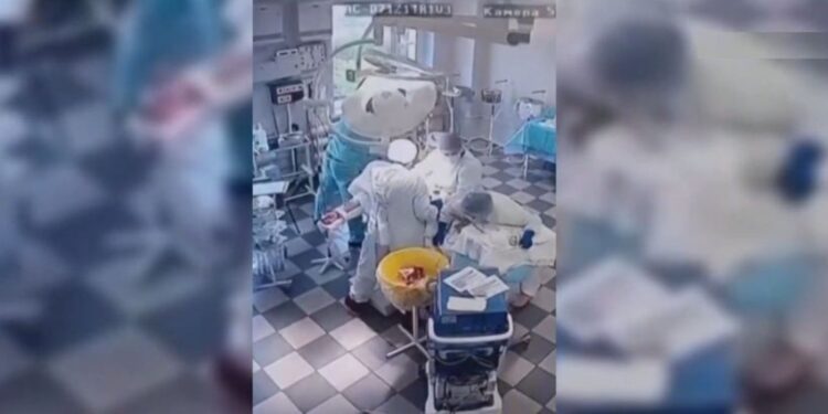 Ρωσία: Γιατροί παρέμειναν στο χειρουργείο παρά τον σεισμό των 8,8 Ρίχτερ Ι ΒΙΝΤΕΟ