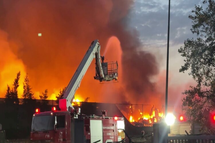 Συνεχίζεται η κατάσβεση της φωτιάς σε εργοστάσιο ακακύκλωσης στη ΒΙΠΕ Σίνδου