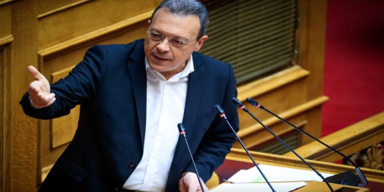 Φάμελλος: «Στημένη συνεδρίαση για συγκάλυψη των ευθυνών για τα Τέμπη»