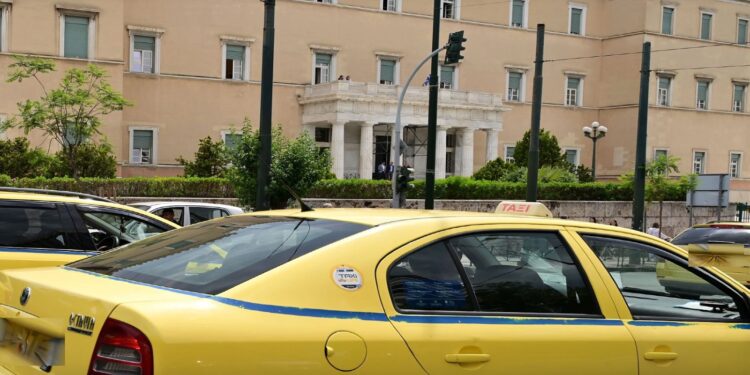 Το ποσό που ζήτησε οδηγός ταξί για τη διαδρομή Σύνταγμα – αεροδρόμιο ενώ οδηγούσε χωρίς άδεια!