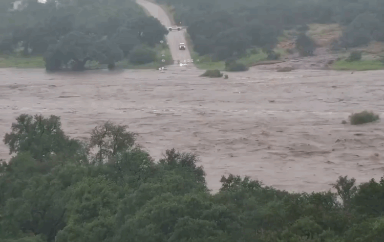 Ξεπέρασαν τους 80 οι νεκροί από τις πλημμύρες στο Τέξας (video)