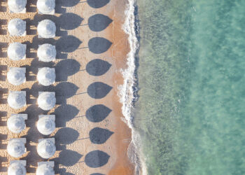 Χαλκιδική: Κατασχέθηκαν δύο τόνοι πετσέτες, ομπρέλες και ξαπλώστρες