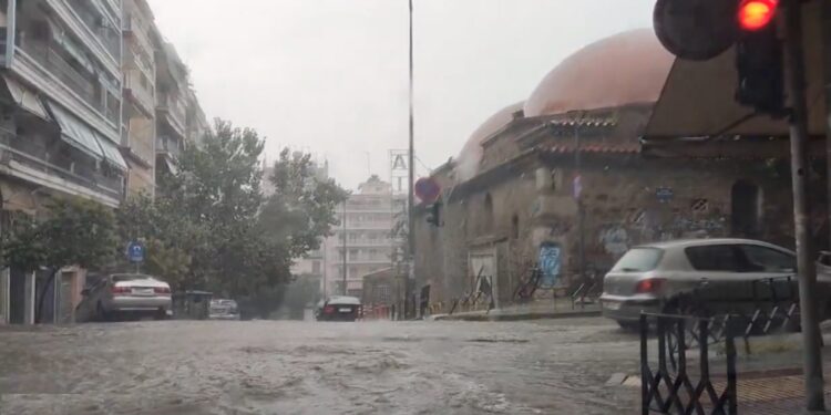 Θεσσαλονίκη: Ποτάμια κεντρικοί δρόμοι – Σοβαρά προβλήματα λόγω ισχυρής βροχής
