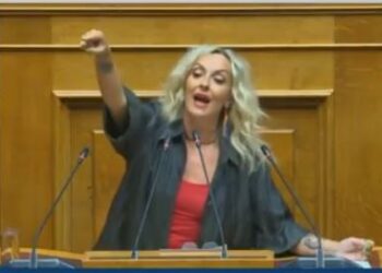Βουλή: Μετά την Ζωή η Τζώρτζια – Μετέτρεψε σε μουσική σκηνή την Βουλή η βουλευτής της Πλεύσης Ελευθερίας (βίντεο)