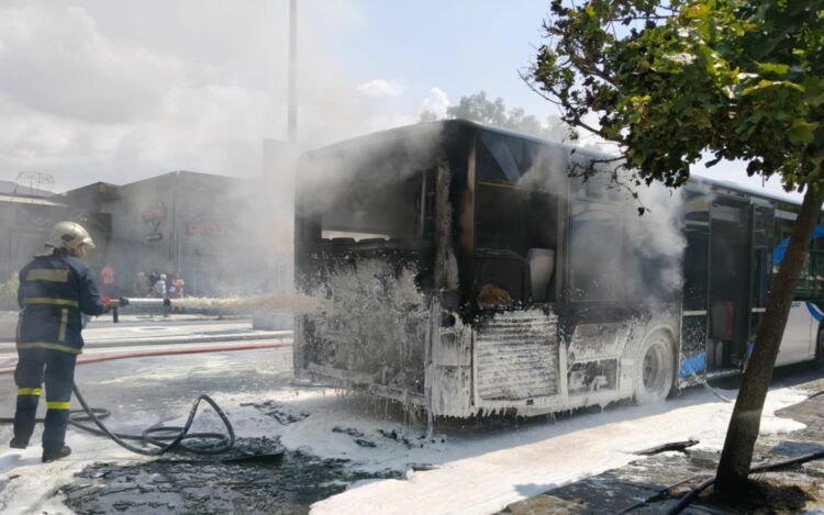 Βόλος: Πήρε φωτιά αστικό λεωφορείο