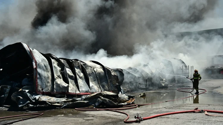 Φωτιά στο εργοστάσιο στη Ριτσώνα