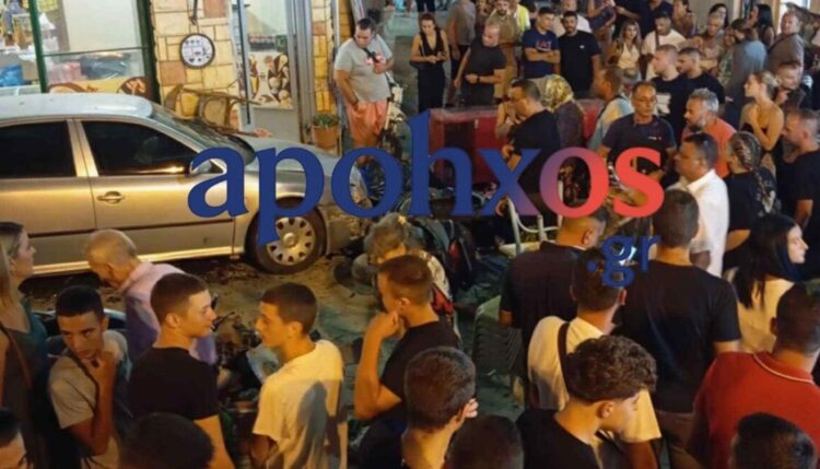 Ζάκυνθος: ΙΧ έπεσε πάνω σε πιστούς και κατέληξε σε κατάστημα (Βίντεο)