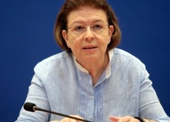 «Διώξτε τη Μενδώνη» – Έντονες αποδοκιμασίες από κατοίκους της Μονεμβασιάς