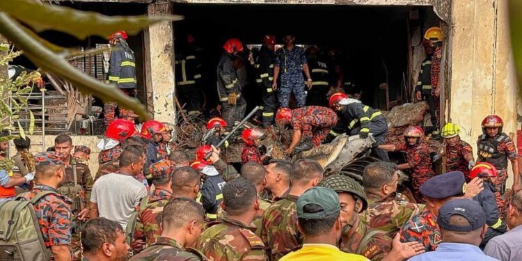 Μπανγκλαντές: Τουλάχιστον 27 νεκροί μετά τη συντριβή αεροσκάφους της Πολεμικής Αεροπορίας του Μπανγκλαντές σε σχολείο