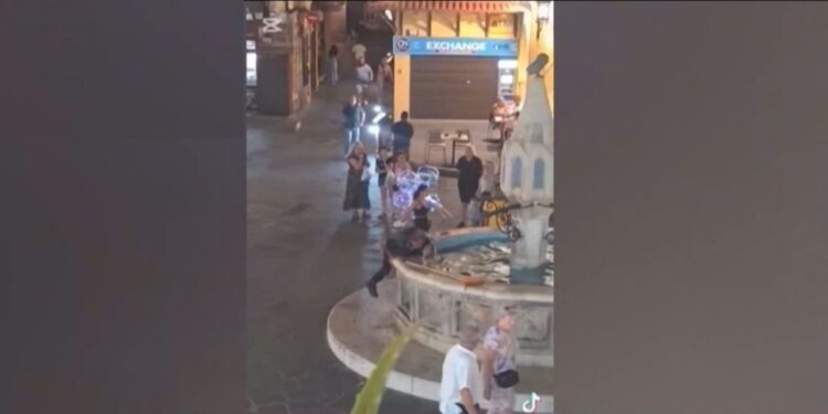 Ρόδος: Νεαρός έσπρωξε και έριξε άστεγο σε σιντριβάνι – Εισαγγελική εντολή για τη σύλληψή του