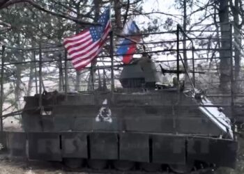 Ρώσοι στρατιώτες ανήρτησαν την αμερικάνικη σημαία σε άρμα – Οργή από το Κίεβο