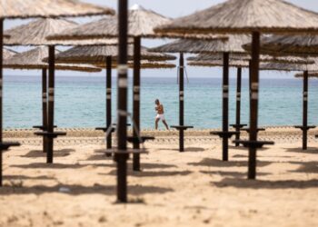 Ξηλώνουν ομπρέλες, εξοπλισμό: Επιχείρηση σε γνωστό κάμπινγκ στη Χαλκιδική