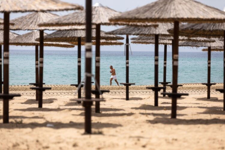 Ξηλώνουν ομπρέλες, εξοπλισμό: Επιχείρηση σε γνωστό κάμπινγκ στη Χαλκιδική