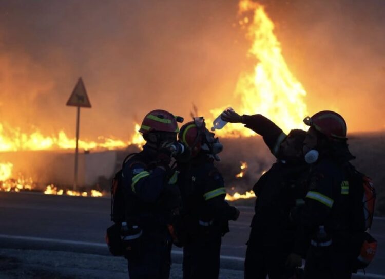 Νέα Αριστερά για φωτιές: «Αλλάξτε τροπάρι για τους πυροσβέστες