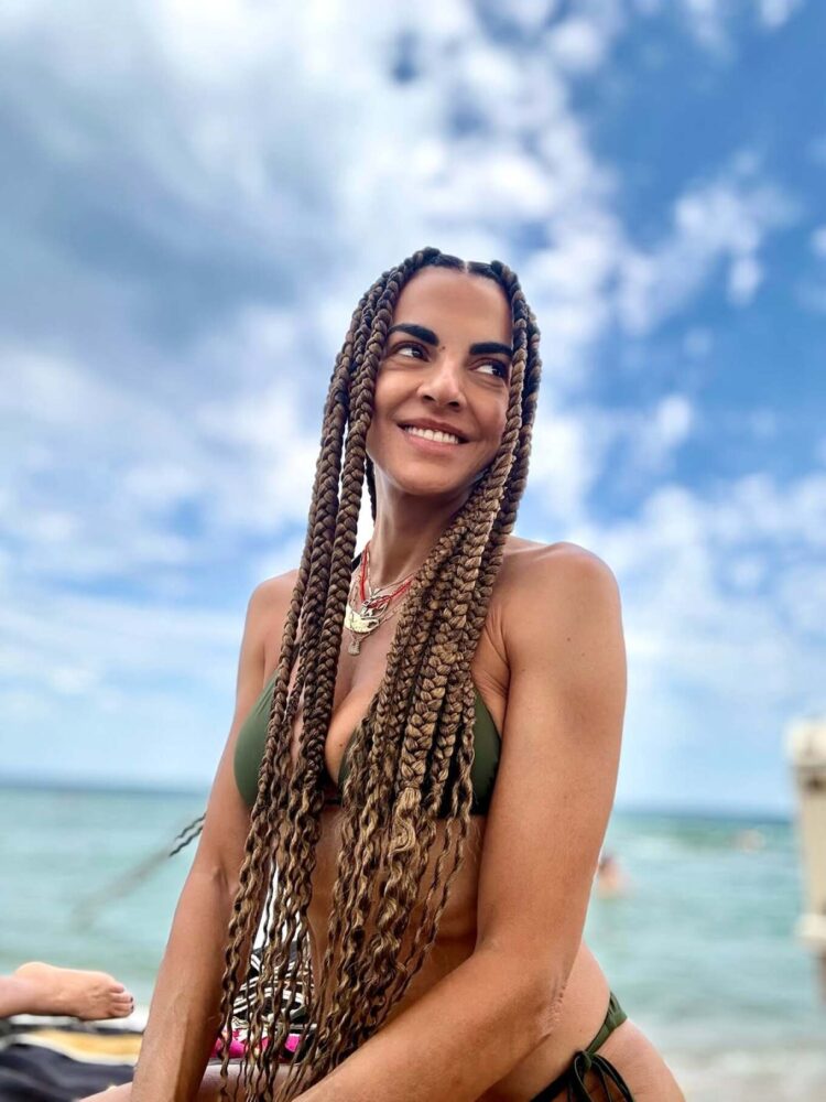 Η Μαρία Σολωμού έκανε τα μαλλιά της ράστα και πόζαρε με μπικίνι στην παραλία