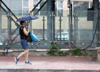 Ισχυρή κακοκαιρία σαρώνει τη χώρα – Πού βρέχει τώρα