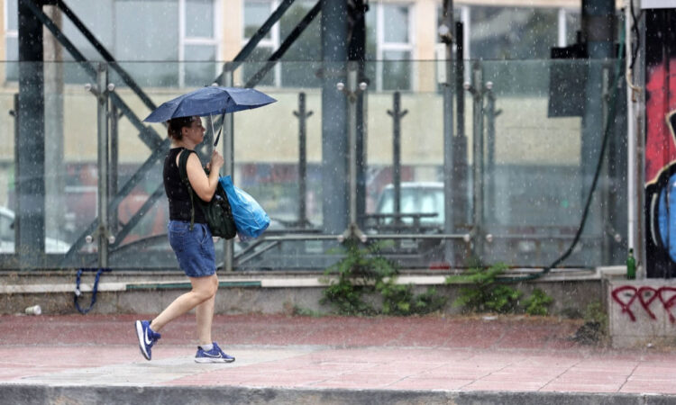 Ισχυρή κακοκαιρία σαρώνει τη χώρα – Πού βρέχει τώρα