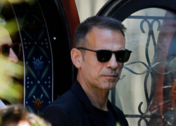 Αλεξάνδρα Νικολαΐδου: Συντετριμμένος ο Ντέμης Νικολαΐδης στην κηδεία της συντρόφου του