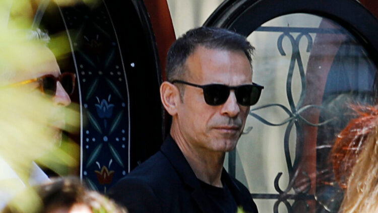 Αλεξάνδρα Νικολαΐδου: Συντετριμμένος ο Ντέμης Νικολαΐδης στην κηδεία της συντρόφου του