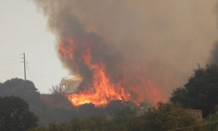 Φωτιά στις Κομνηνάδες Καστοριάς